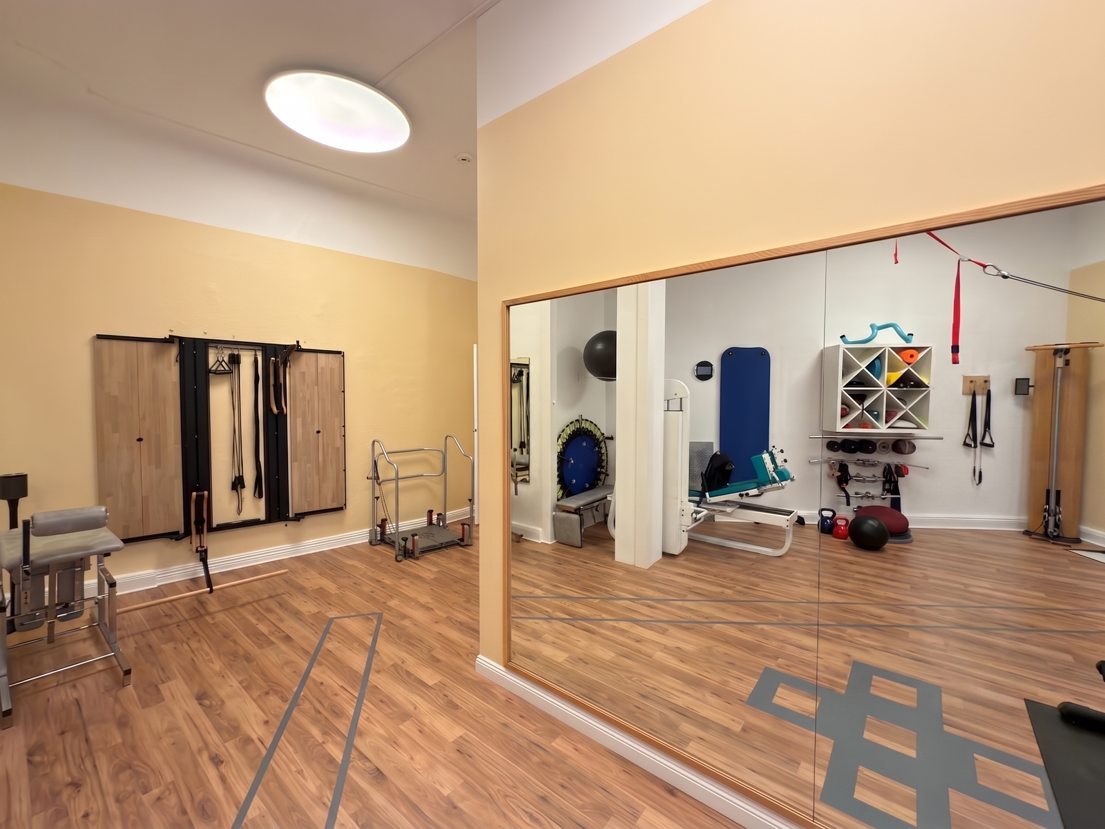 Heller Trainingsraum mit Ergometer